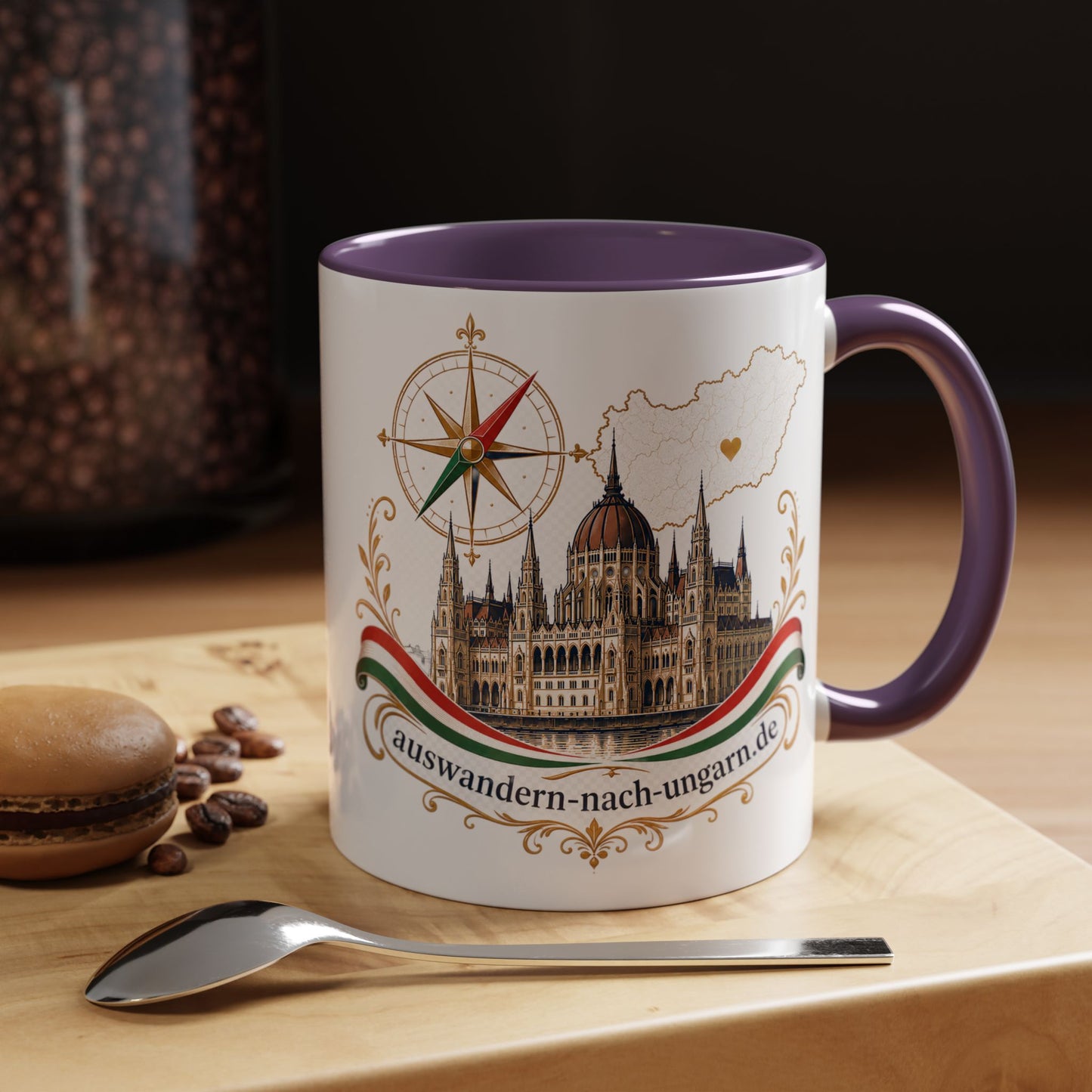 Magyarország utazási kávésbögre – Magyar Parlament illusztráció iránytűvel és „auswandern-nach-ungarn.de” felirattal