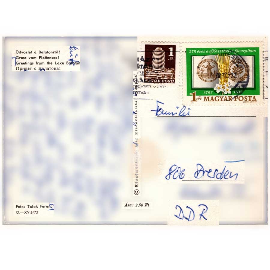 Rückseite einer gelaufenen alten Ansichtskarte vom Balaton mit handschriftlichem Text, ungarischen Briefmarken und Adresse in Dresden DDR