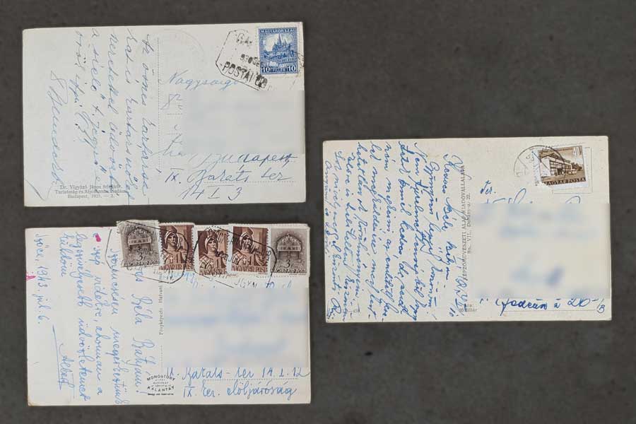 Rückseiten von drei historischen Ansichtskarten aus Galyatető, Szőce und Érd mit ungarischen Briefmarken, Poststempeln, Handschrift und unkenntlich gemachten Adressdaten