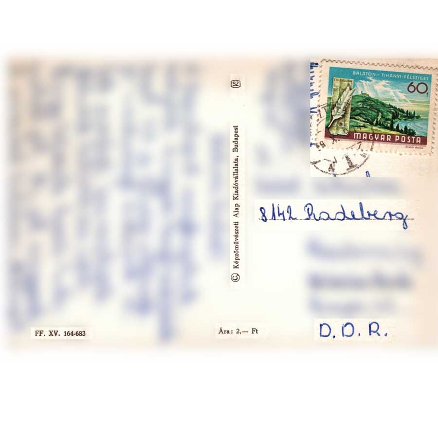 Rückseite einer gelaufenen alten Schwarzweiß-Mehrbildkarte aus Keszthely mit handschriftlichem Urlaubsgruß, ungarischer Briefmarke und Adresse in die DDR