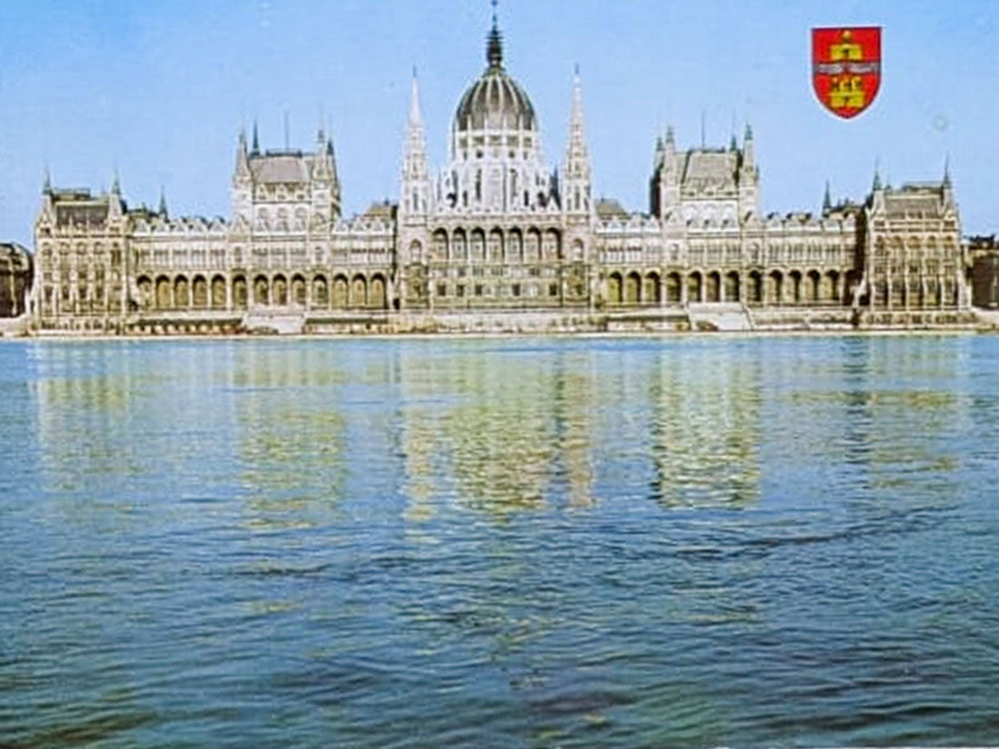 Alte Ansichtskarte Budapest mit Parlament an der Donau und ungarischem Wappen.