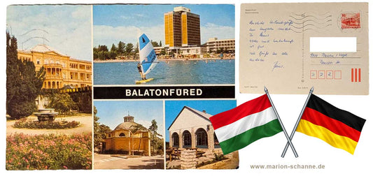 Alte Ansichtskarte aus Balatonfüred am Balaton in Ungarn von 1980 mit Vorder- und Rückseite, Versand nach Plauen und ungarischer sowie deutscher Flagge