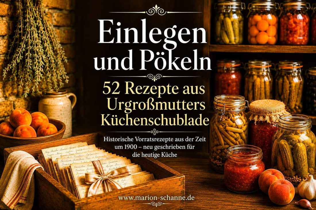 Historisches Rezeptbuch Einlegen und Pökeln mit 52 Vorratsrezepten aus der Zeit um 1900, umgeben von Einmachgläsern, Pfirsichen und alten handgeschriebenen Rezeptkarten.