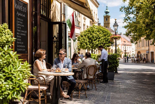 Elegantes Straßencafé in Ungarn als Symbolbild für das Leben im Komitat Fejér mit stilvollem Ambiente und historischer Altstadt