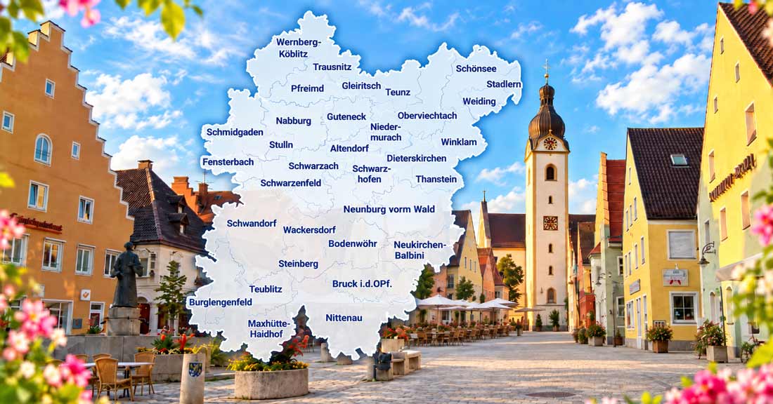 Marktplatz in Schwandorf mit Kirchturm, sommerlichem Himmel, Blumen und zentral eingeblendeter Karte des Landkreises Schwandorf.