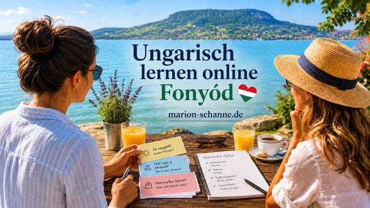 Zwei deutschsprachige Urlauberinnen lernen Ungarisch an einem Tisch am Balaton in Fonyód, mit Lernkarten, Orangensaft und Blick auf den See.