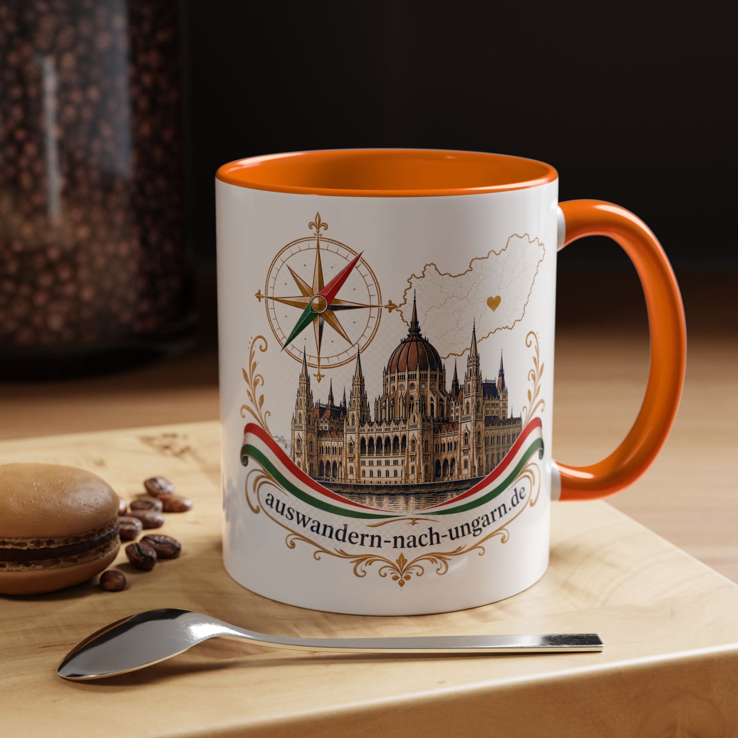 Magyarország utazási kávésbögre – Magyar Parlament illusztráció iránytűvel és „auswandern-nach-ungarn.de” felirattal