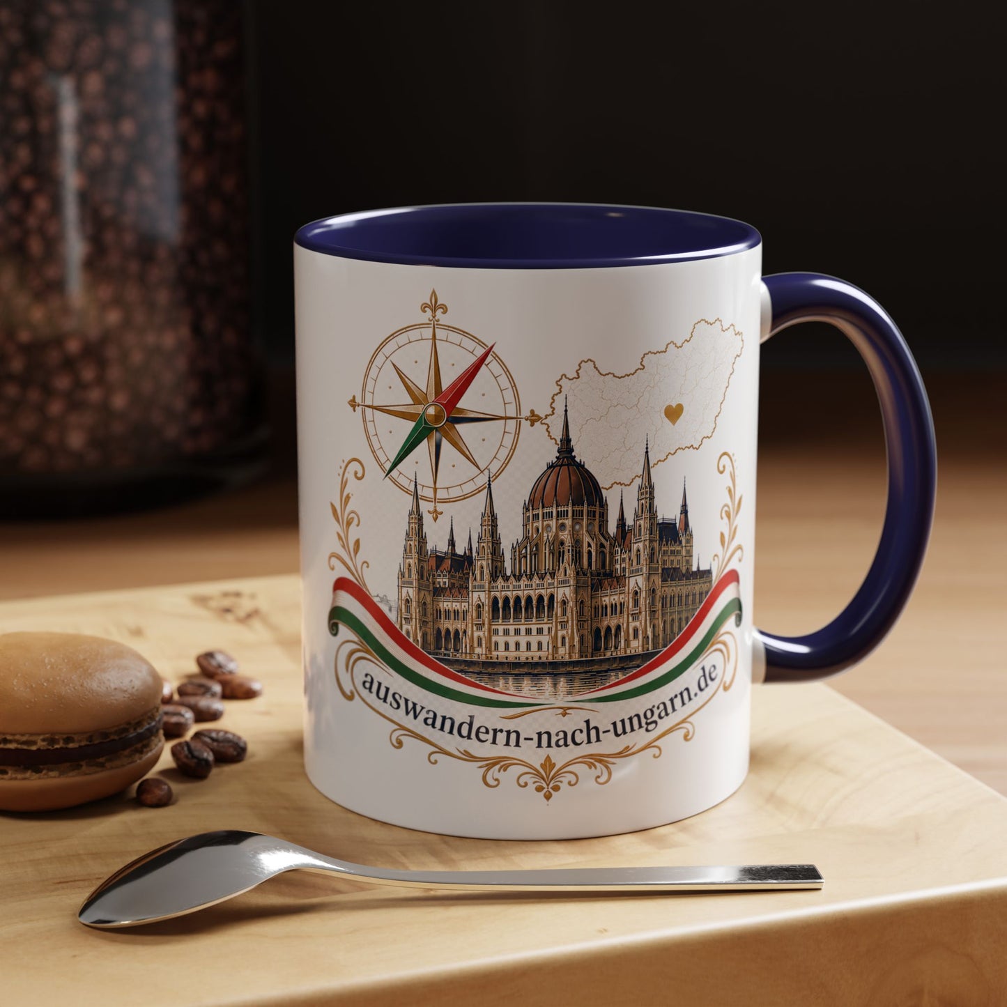 Magyarország utazási kávésbögre – Magyar Parlament illusztráció iránytűvel és „auswandern-nach-ungarn.de” felirattal