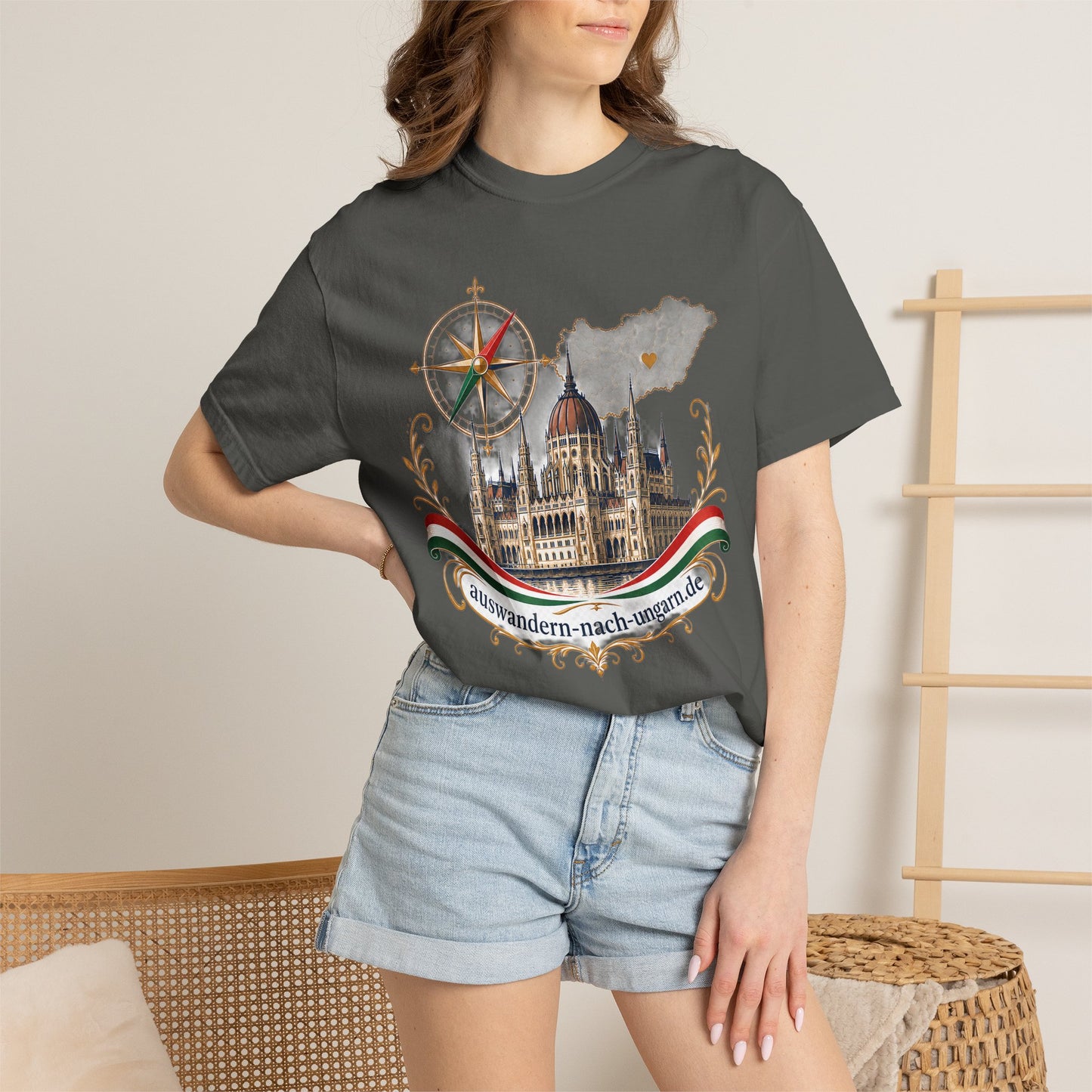 Hungary Travel T-Shirt – Budapest Parliament Illustration with 'auswandern-nach-ungarn.de'