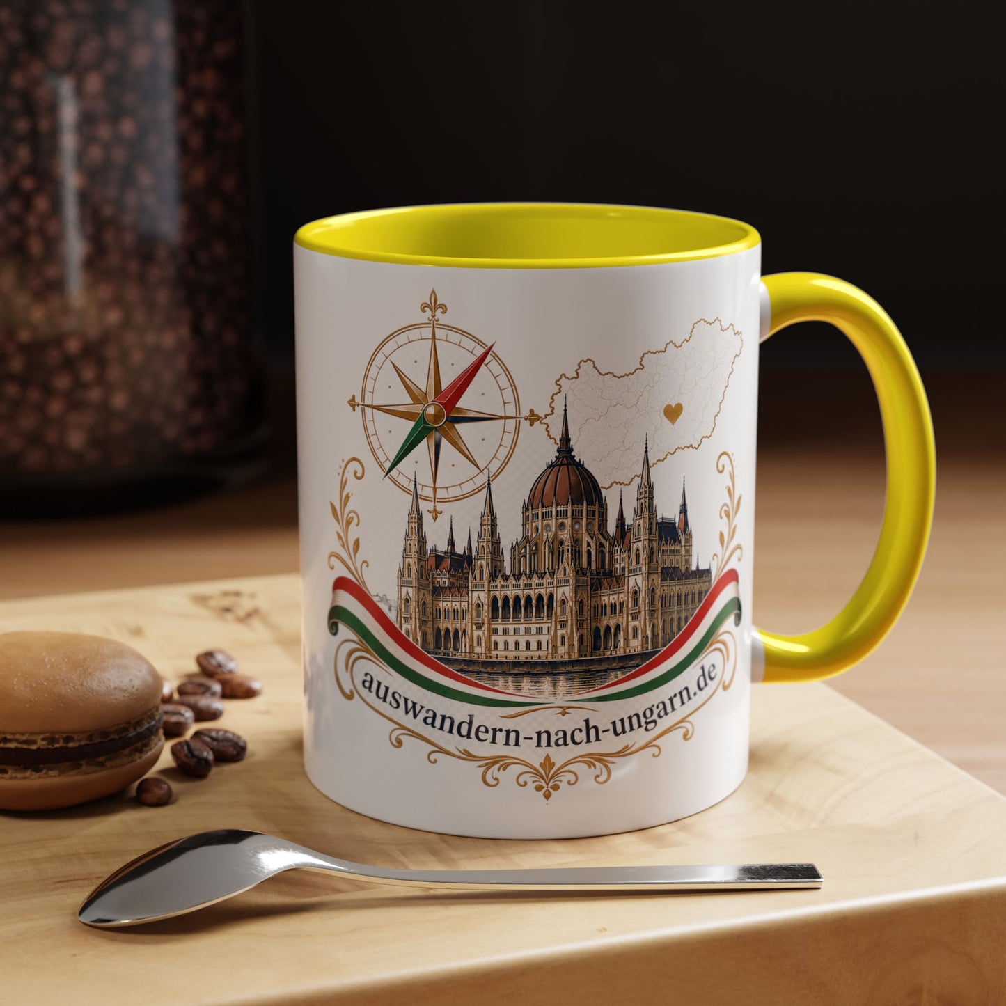 Magyarország utazási kávésbögre – Magyar Parlament illusztráció iránytűvel és „auswandern-nach-ungarn.de” felirattal