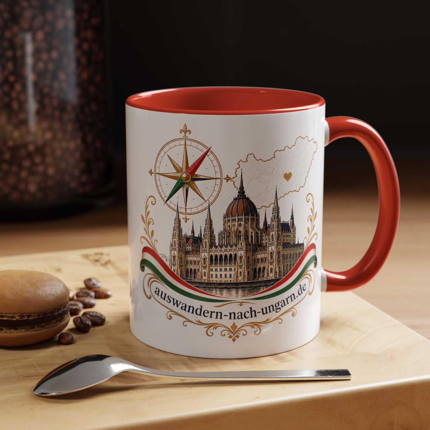Magyarország utazási kávésbögre – Magyar Parlament illusztráció iránytűvel és „auswandern-nach-ungarn.de” felirattal