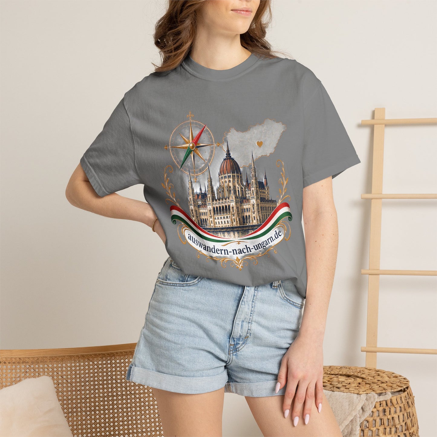Hungary Travel T-Shirt – Budapest Parliament Illustration with 'auswandern-nach-ungarn.de'