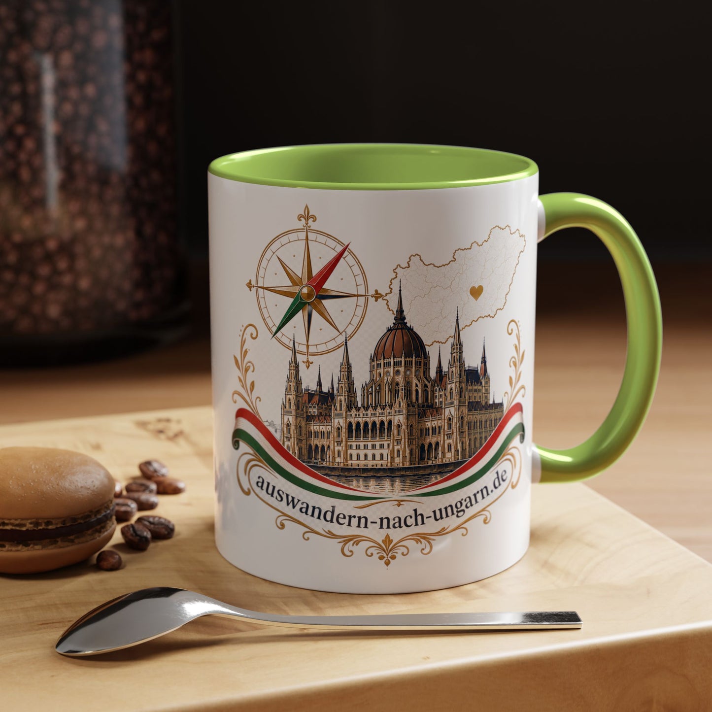 Magyarország utazási kávésbögre – Magyar Parlament illusztráció iránytűvel és „auswandern-nach-ungarn.de” felirattal