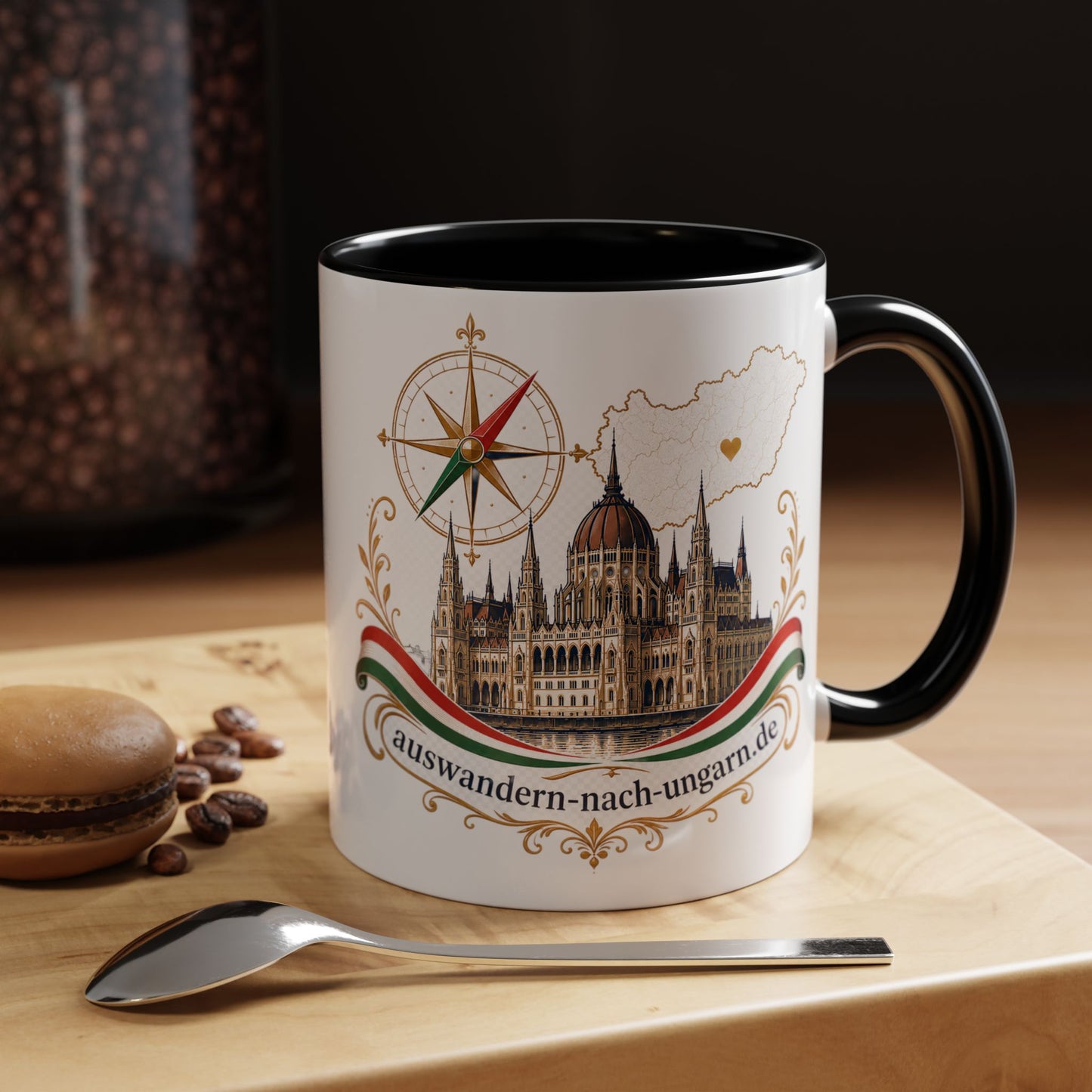 Magyarország utazási kávésbögre – Magyar Parlament illusztráció iránytűvel és „auswandern-nach-ungarn.de” felirattal