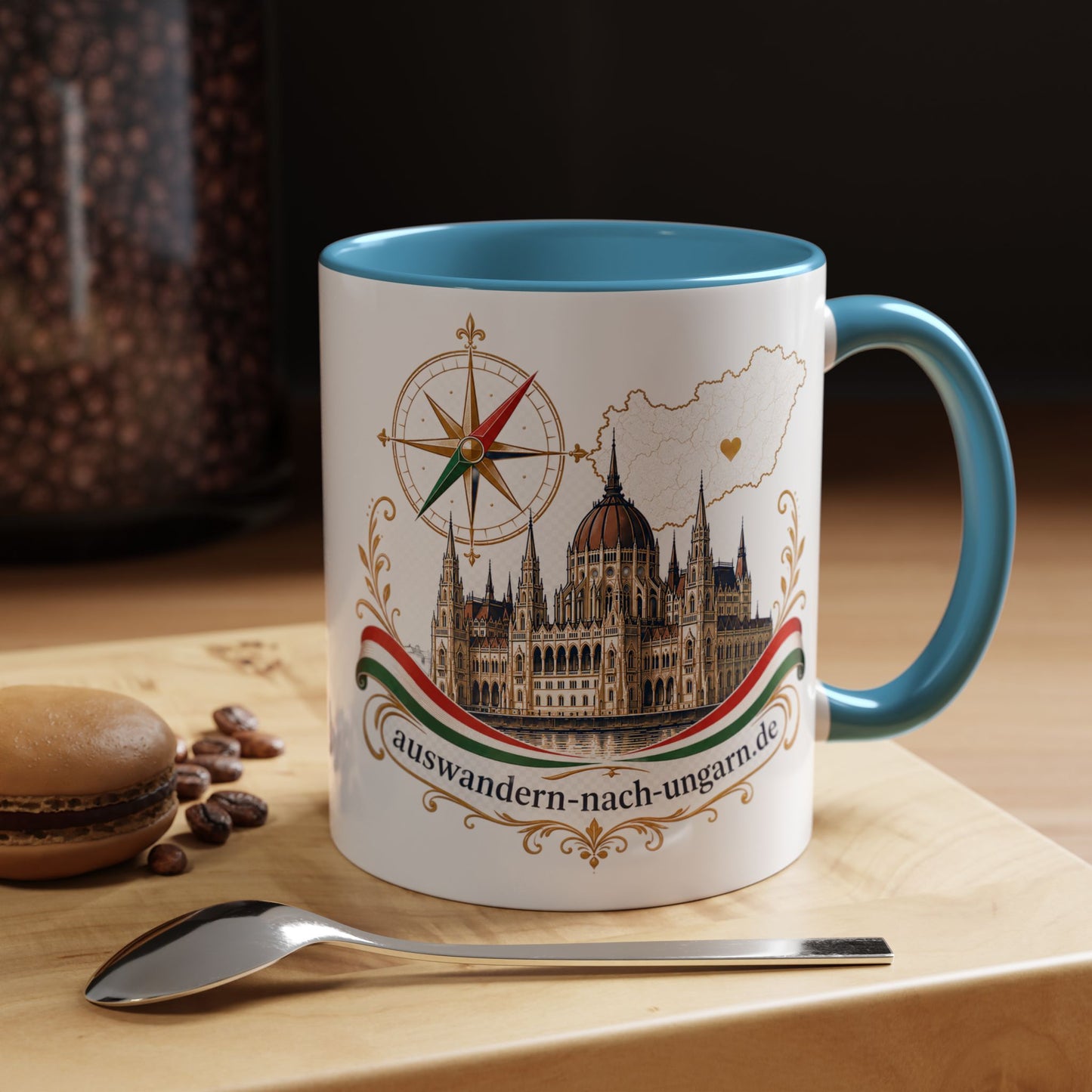Magyarország utazási kávésbögre – Magyar Parlament illusztráció iránytűvel és „auswandern-nach-ungarn.de” felirattal