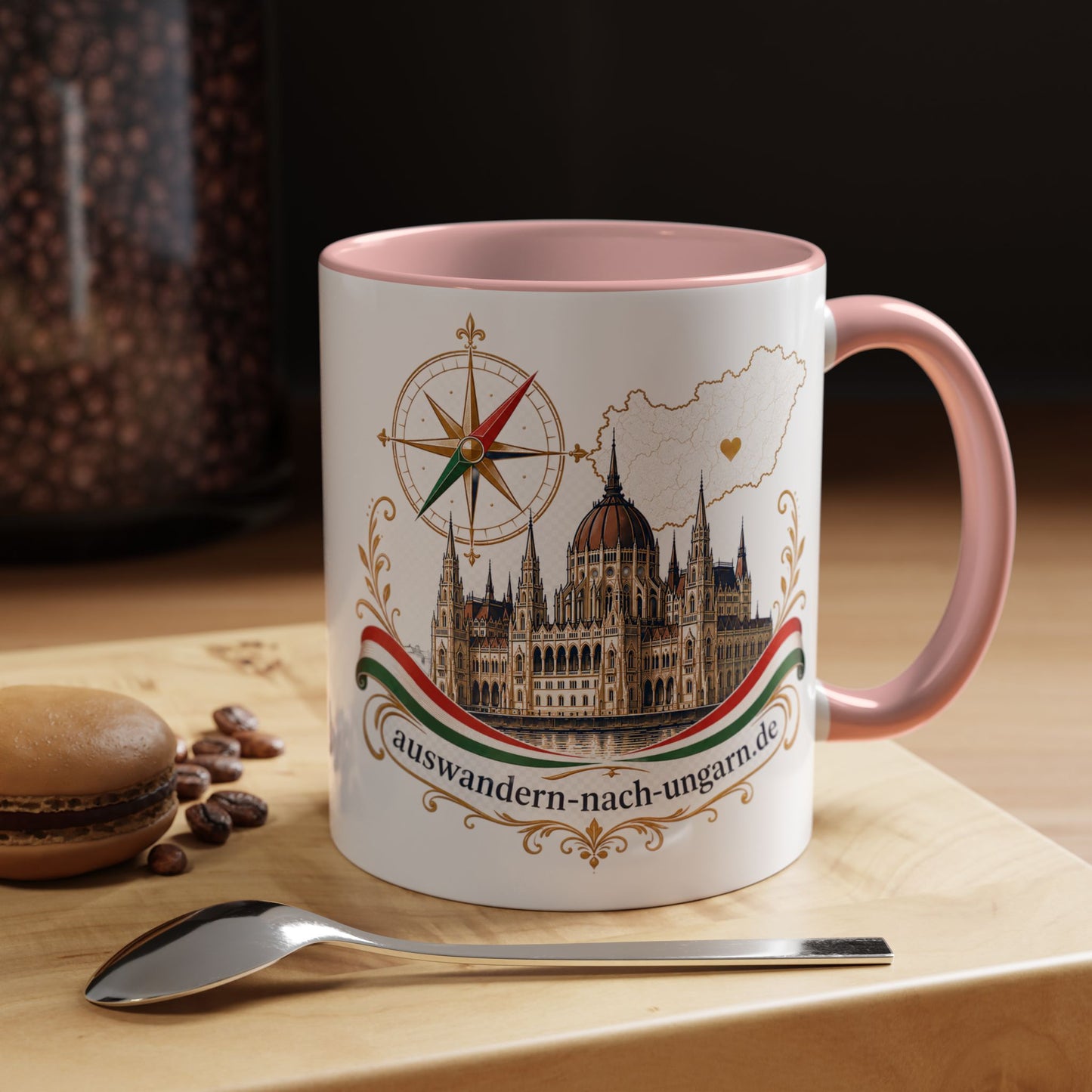 Magyarország utazási kávésbögre – Magyar Parlament illusztráció iránytűvel és „auswandern-nach-ungarn.de” felirattal