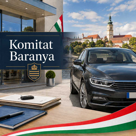 Schwarzes Auto vor einem modernen Gebäude mit ungarischer Flagge, Schreibtisch mit Autoschlüssel und Unterlagen, dazu ein Schild mit der Aufschrift „Komitat Baranya“ und Blick auf eine historische Stadt im Hintergrund.