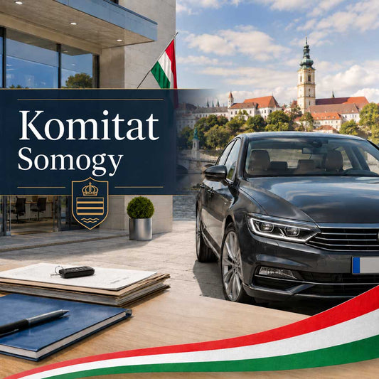 Modernes Auto vor ungarischem Verwaltungsgebäude im Komitat Somogy, mit Flagge, Dokumenten und Autoschlüssel auf dem Tisch – Symbolbild für Kfz‑Ummeldung in Ungarn.
