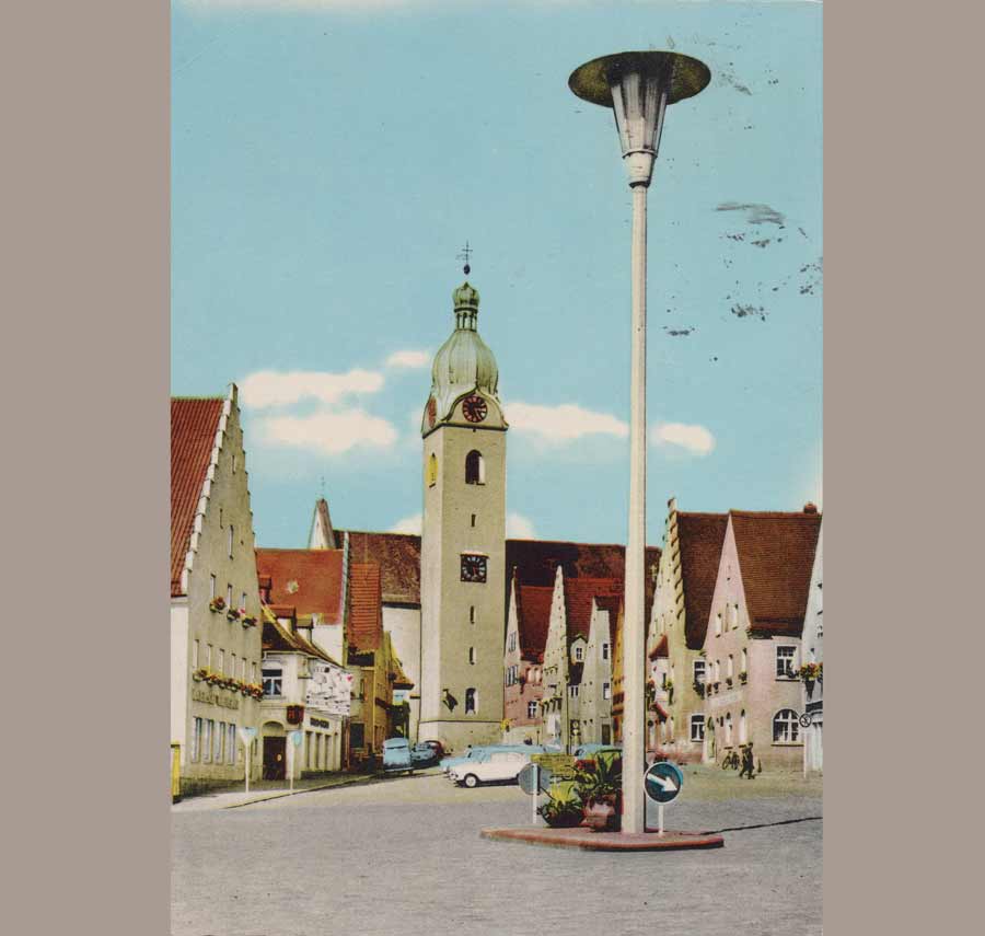 Alte gelaufene Ansichtskarte Schwandorf mit Marktplatz, Kirchturm und historischen Fahrzeugen, 1972