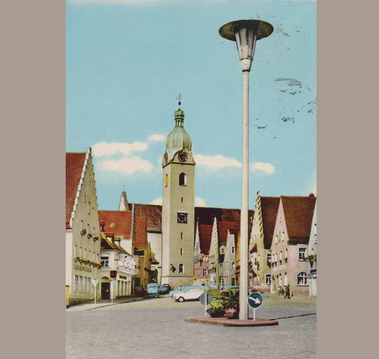 Alte gelaufene Ansichtskarte Schwandorf mit Marktplatz, Kirchturm und historischen Fahrzeugen, 1972