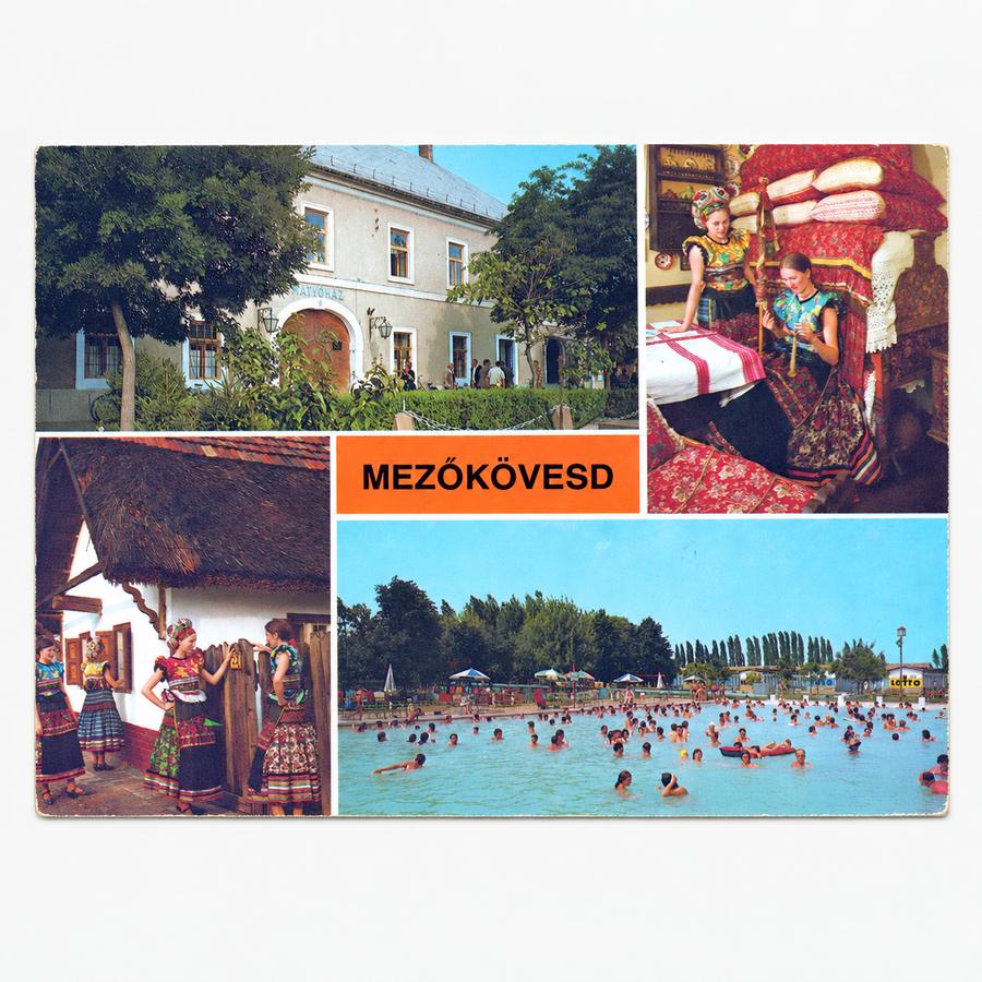 Alte Ansichtskarte von Mezőkövesd, historische AK aus dem Komitat Borsod-Abaúj-Zemplén mit Matyó-Tracht, Volkskunst und Freibad.