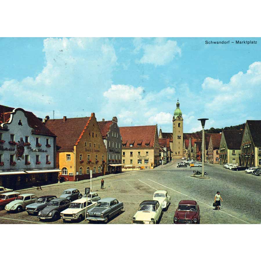 Alte Ansichtskarte Seo Schwandorf mit Marktplatz, Kirchturm und historischen Autos 