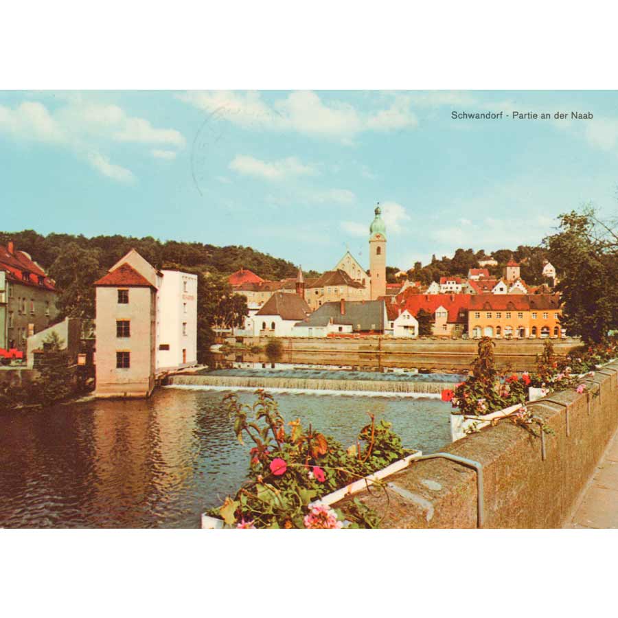 Alte Ansichtskarte Schwandorf i.d.Opf.mit Partie an der Naab, Wehr, Uferbebauung und Kirchturm. Seo Schwandorf Motiv.