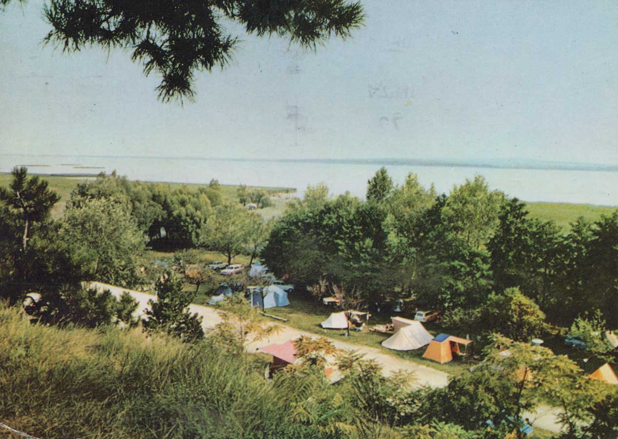 Alte Ansichtskarte vom Balaton mit Campingplatz am See
