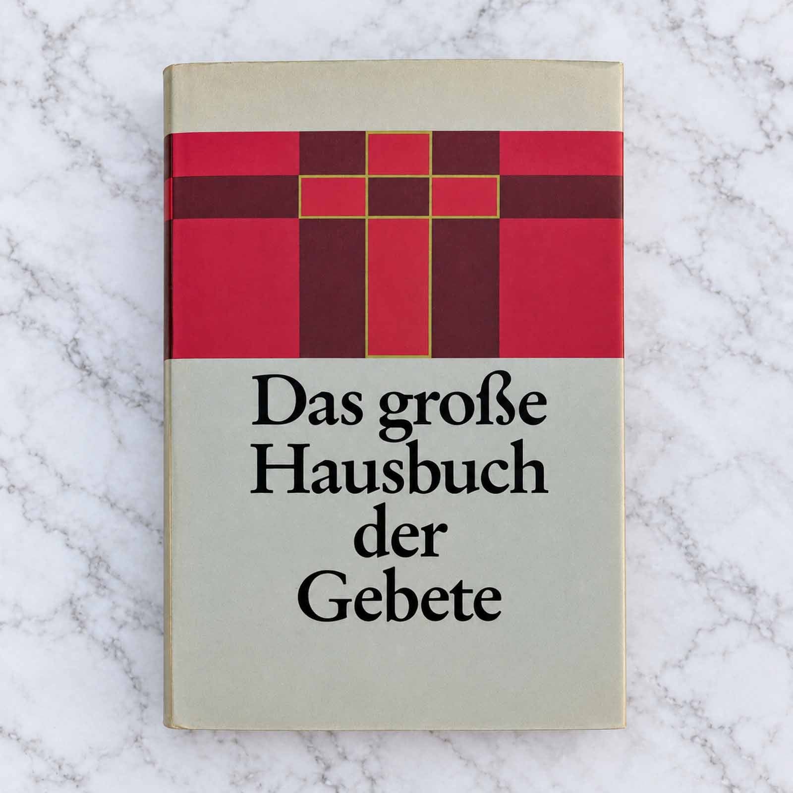 Das große Hausbuch der Gebete – Titelansicht des christlichen Gebetbuchs auf hellem Marmorhintergrund