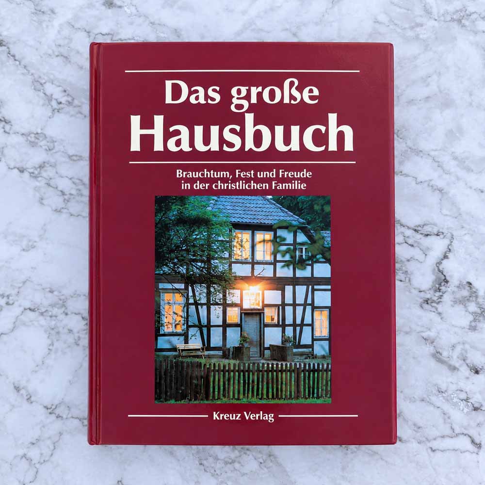 Das große Hausbuch – Titelbild mit Fachwerkhaus, christlichem Brauchtum und Familienleben