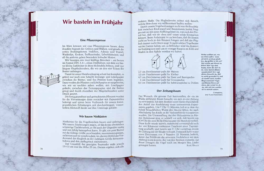 Das große Hausbuch – aufgeschlagene Seiten „Wir basteln im Frühjahr“ mit Pflanzenpresse und Nistkästen