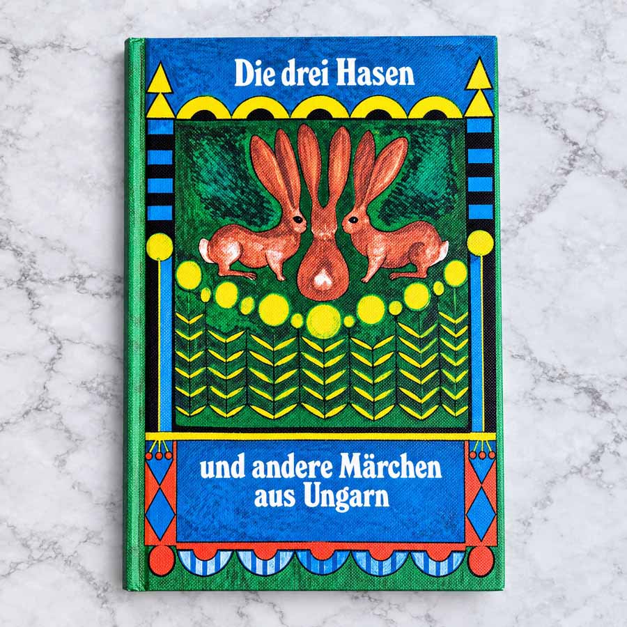 Die drei Hasen und andere Märchen aus Ungarn – Titelbild des Kinderbuchs mit drei Hasen und farbenfroher Illustration