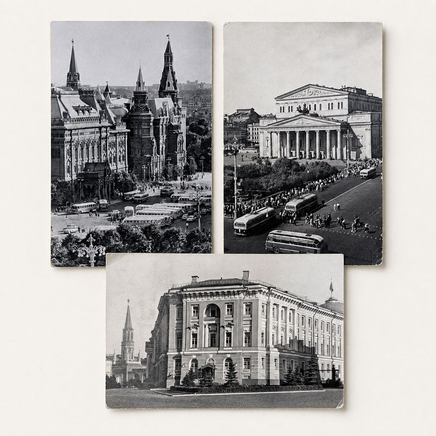 Drei historische originale Ansichtskarten aus Moskau in der UdSSR als 3er-Set mit Motiven vom Platz der Revolution, dem Bolschoi-Theater und dem Senatspalast im Moskauer Kreml.
