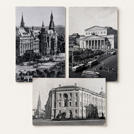 Drei historische originale Ansichtskarten aus Moskau in der UdSSR als 3er-Set mit Motiven vom Platz der Revolution, dem Bolschoi-Theater und dem Senatspalast im Moskauer Kreml.