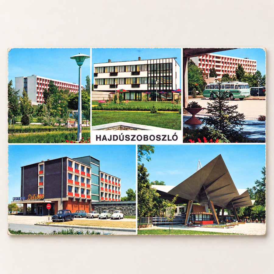 Alte Postkarte Hajdúszoboszló mit Hotel, Kurgebäuden, Reisebus und Architektur der 1970er Jahre