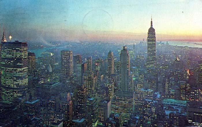 Alte Ansichtskarte aus den USA mit New Yorker Skyline und Empire State Building