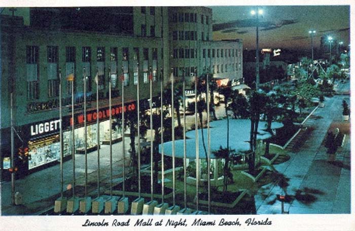 Alte Ansichtskarte aus den USA mit der Lincoln Road Mall bei Nacht in Miami Beach