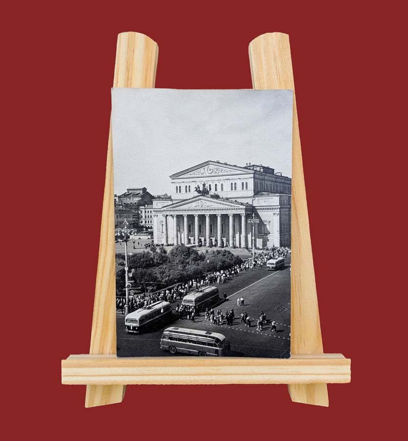 Historische Ansichtskarte vom Bolschoi-Theater in Moskau mit Theaterplatz, Bussen und Fußgängern