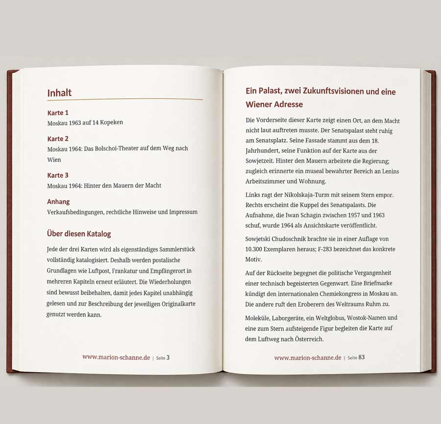 Aufgeschlagener Sammlerkatalog über historische Moskau-Ansichtskarten mit Inhaltsverzeichnis und lesbarer Beispielseite zur Kreml-Karte.