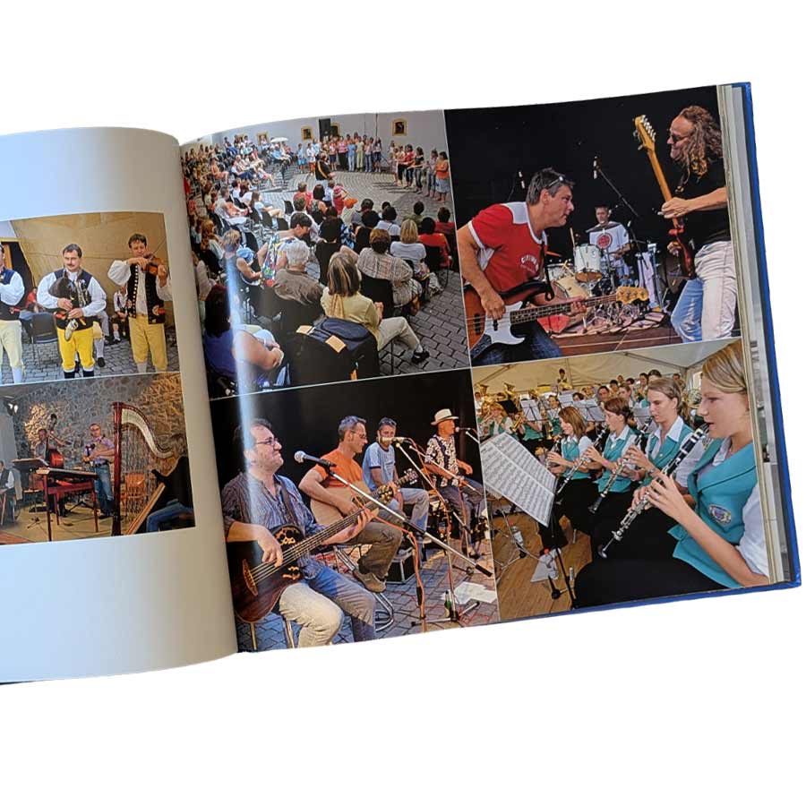 Aufgeschlagener Nabburg-Bildband mit Fotos von Festen, Musik, Veranstaltungen und Stadtleben in der Oberpfalz