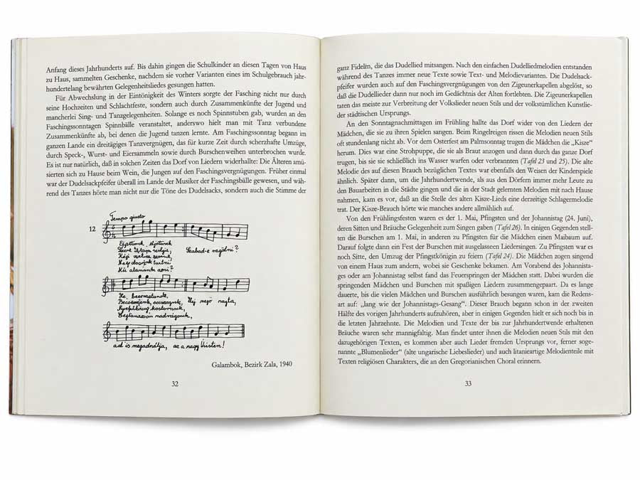 Ungarische Volkslieder und Volksinstrumente – Buchseiten mit Noten, Liedtexten und Erläuterungen