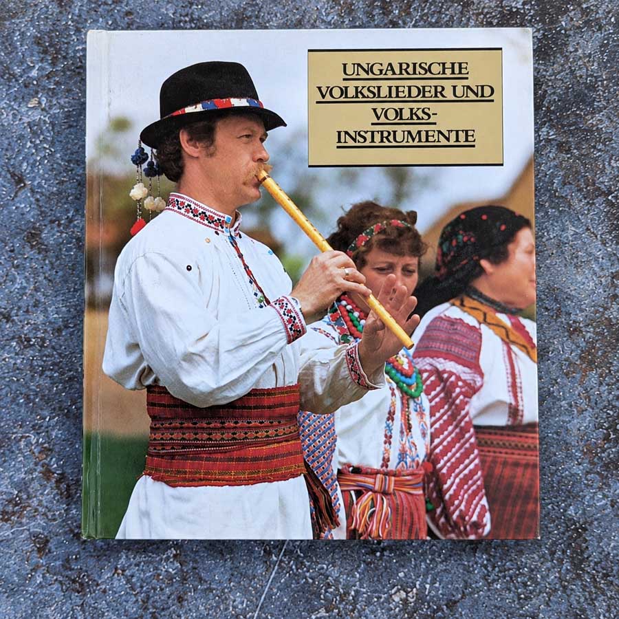 Titelbild des Buches „Ungarische Volkslieder und Volksinstrumente“ mit Musiker in