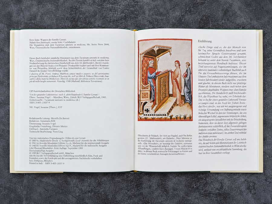 Von der gesunden Lebensweise – Innenansicht mit historischen Texten und farbiger mittelalterlicher Medizinillustration