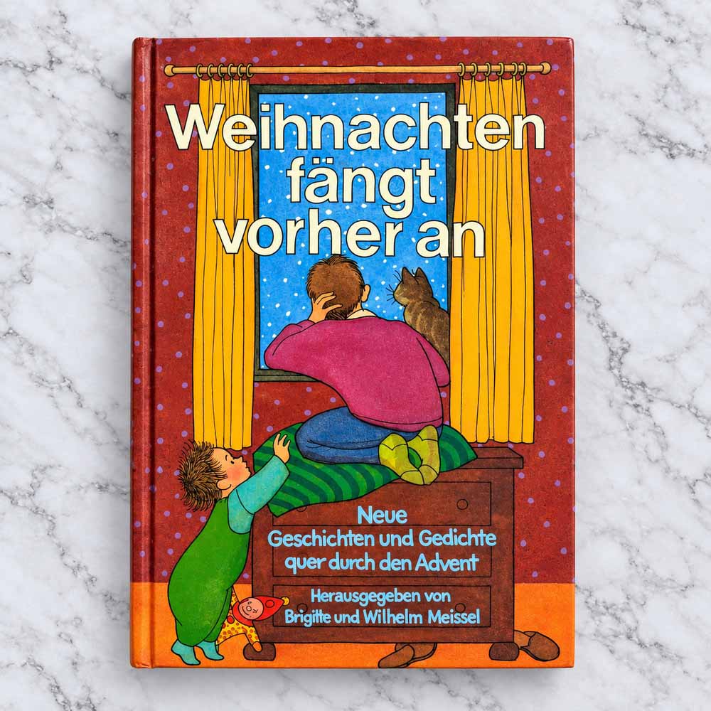 Weihnachten fängt vorher an – Titelbild des Adventsbuchs mit Kindern am Fenster und Katze