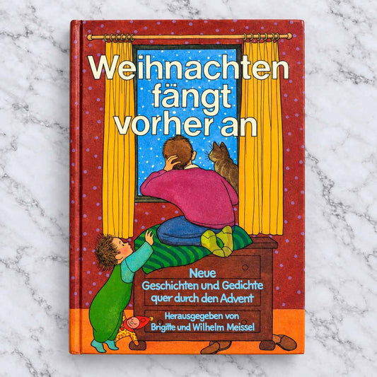 Weihnachten fängt vorher an – Titelbild des Adventsbuchs mit Kindern am Fenster und Katze